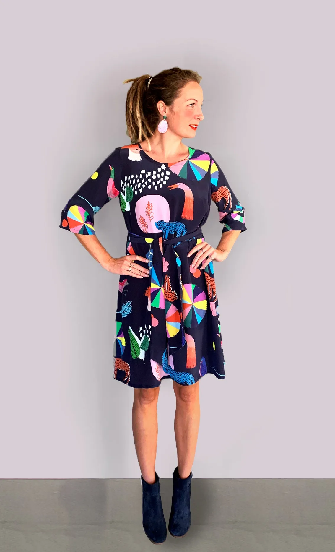 Doops Dessiner 100% silk dress with tie (Dark Navy)