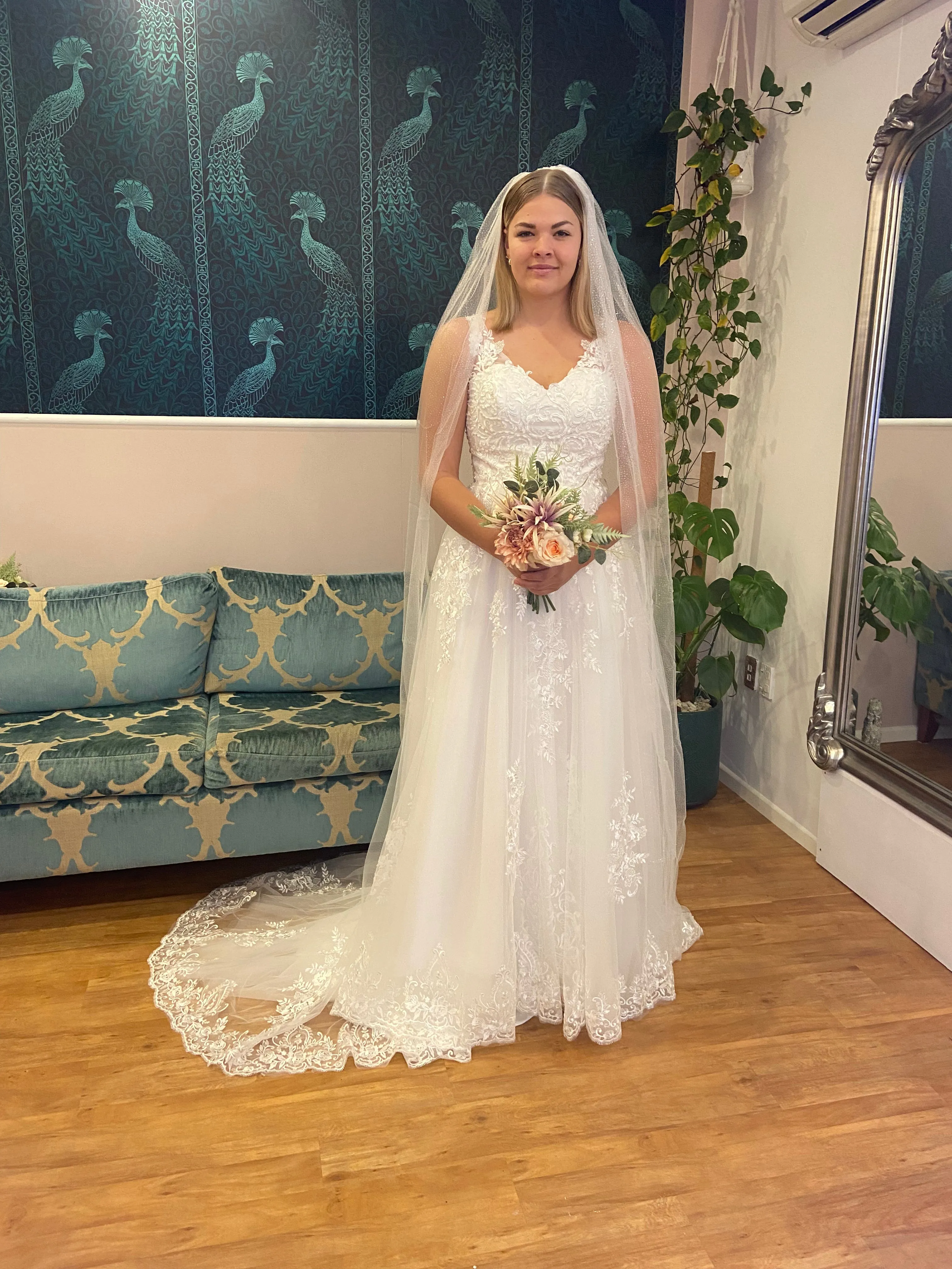 Sparkling bridal veil in white/silver Express NZ Wide